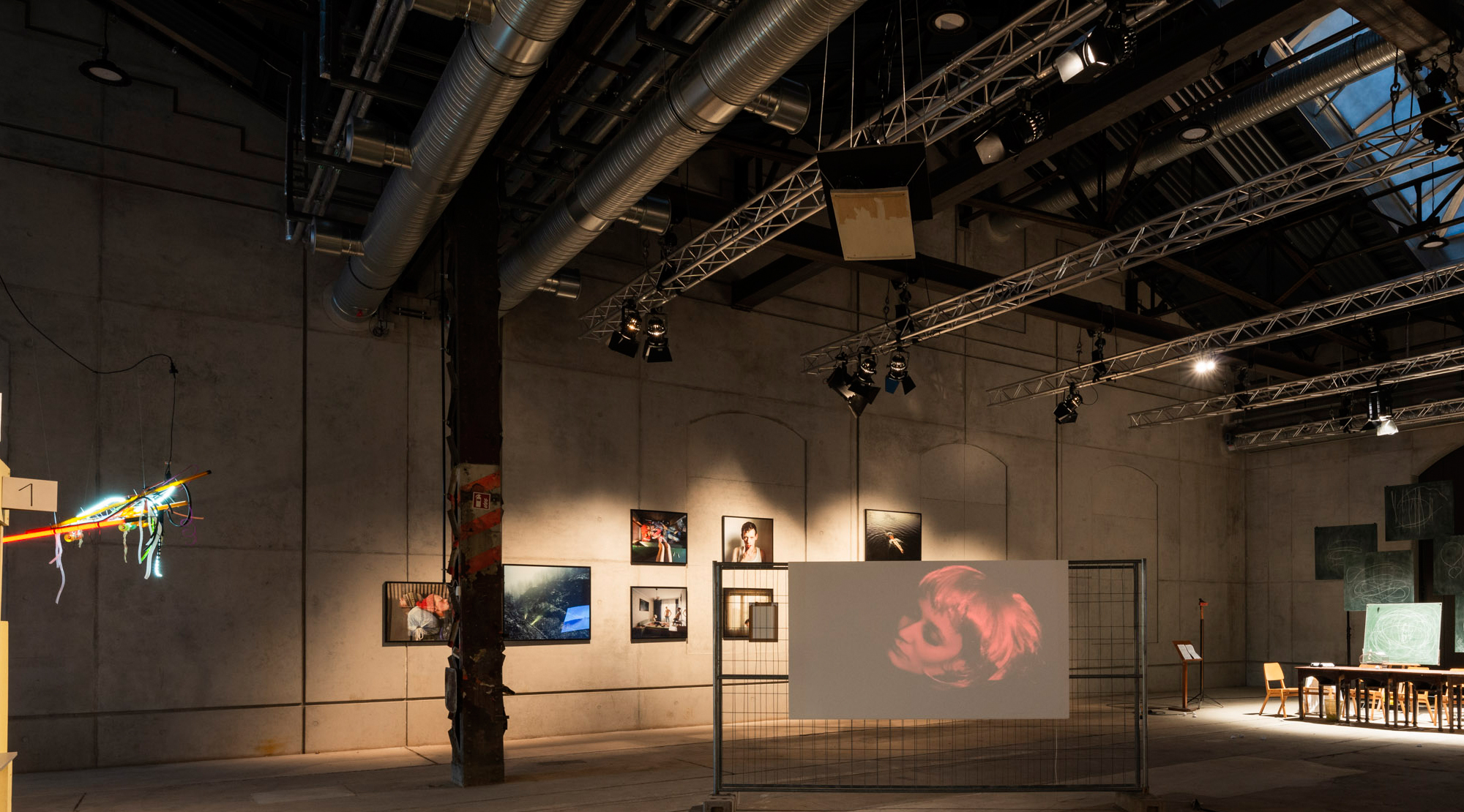 Foto 3/3: Innenansicht des Projektraums / Ausstellung 