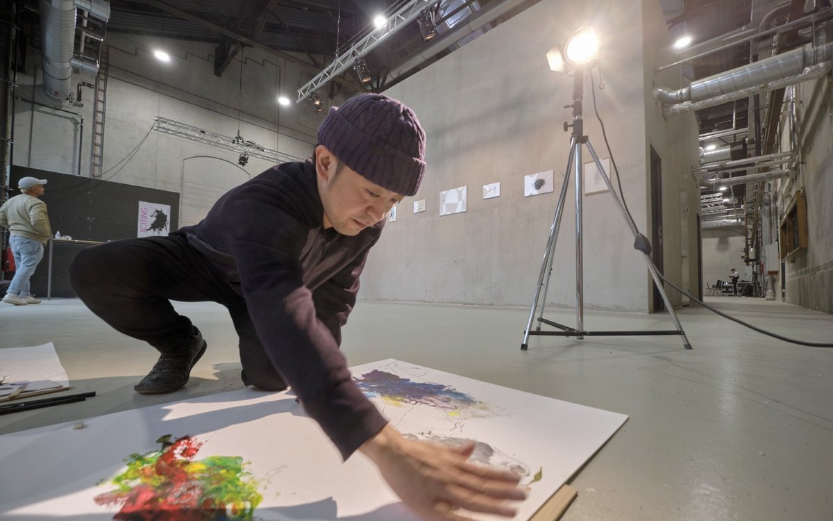 Kohei Matsunaga malt lieber drinnen. Hier in seiner Ausstellung während des Xciting-Festivals. 