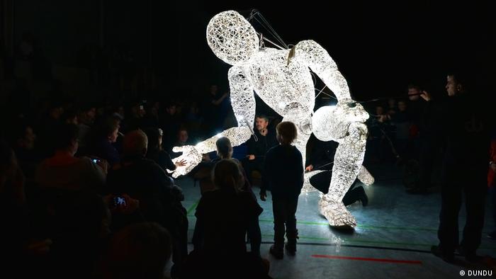 The Stuttgart puppet theater company Dundu is specialized in large illuminated figures
