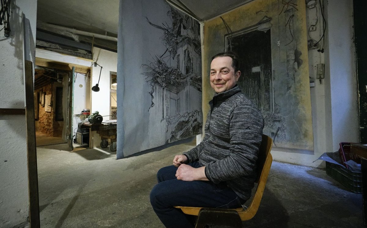Der Stuttgarter Künstler Clemens Schneider in seinem Atelier.