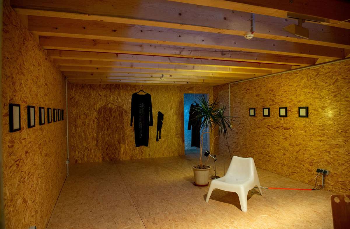 Die Ateliers sind aus Holz gebaut. Nicht alle Mieter wollten weiße Wände, sondern den Charme der Spanplatten erhalten. 