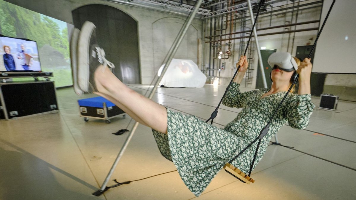  Im Wagenhalle-Projektraum fliegt Künstlerin Kristina Arlekinova mit Marie Lienhards VR-Brille durch unbekannte Räume. Fotos: Joachim E. Röttgers 