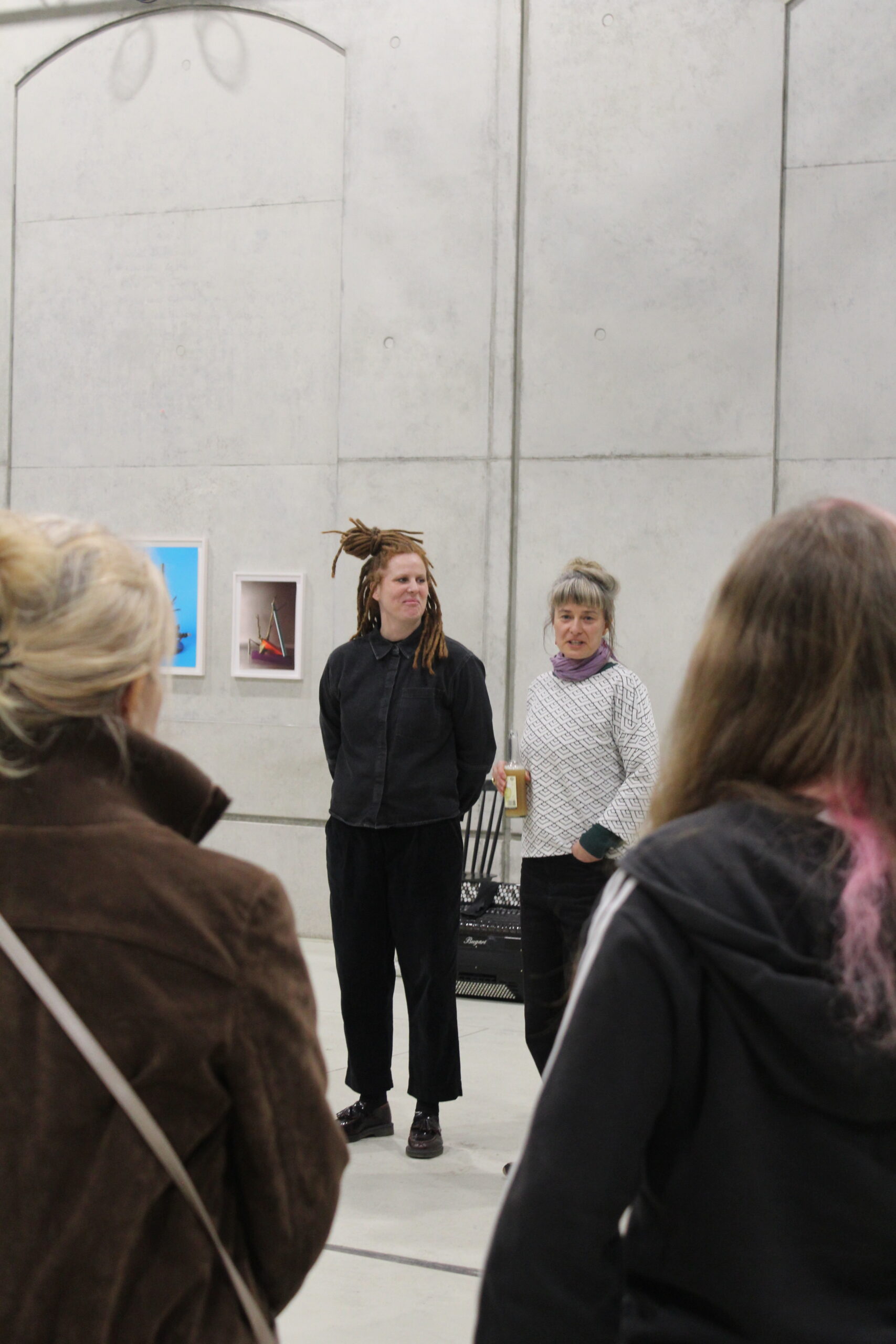 Yasmin Alt und Bärbel Praun führen durhc die Ausstellung im Projektraum